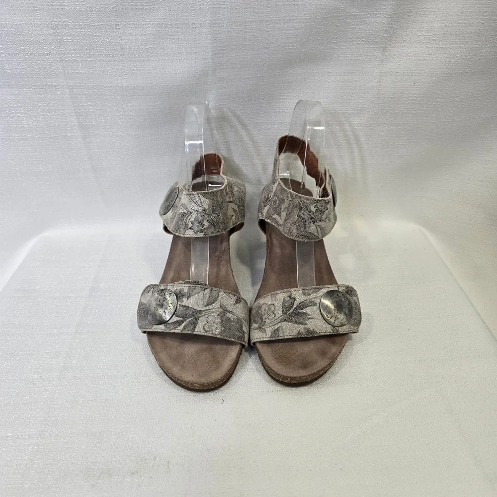 Taos Carousel Wedge Sandals Women 39 8 Grey Floral Silver Medallion
